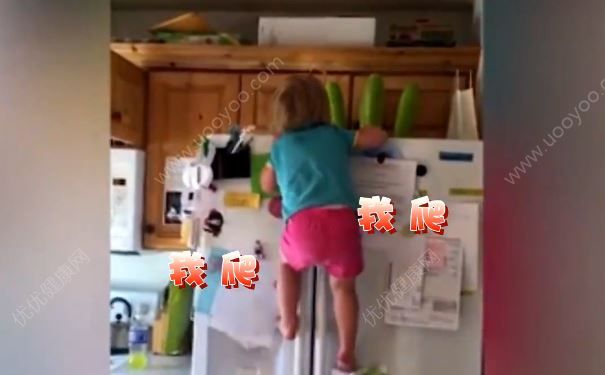 2岁女汉子徒手爬冰箱，宝宝从小该怎么锻炼身体？(2)