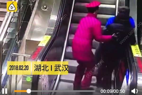老人摔倒地铁小哥瞬间抱住，乘扶梯注意几点事项(1)