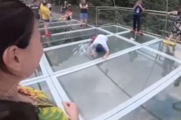玻璃桥突然碎裂吓哭游客，玩玻璃栈道要注意什么？(1)