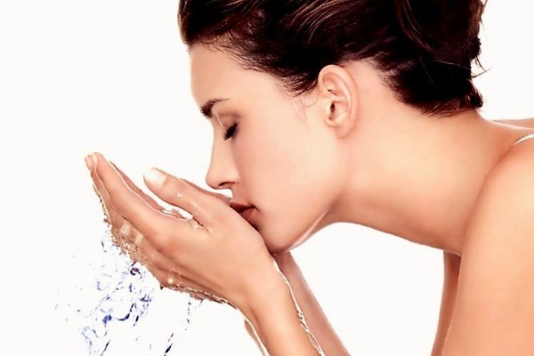 网传冷热水洗脸法靠谱吗？洗脸水温到底多少合适？(1)