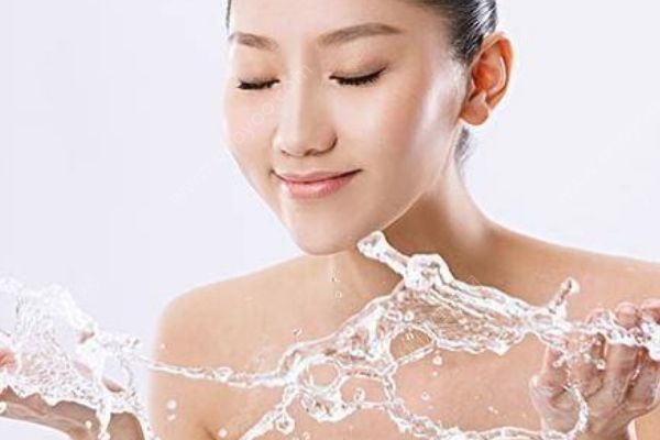 网传冷热水洗脸法靠谱吗？洗脸水温到底多少合适？(3)