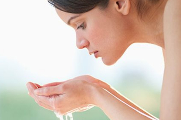 洗脸水温多少才最合适？洗脸用多少度的水最好？(1)