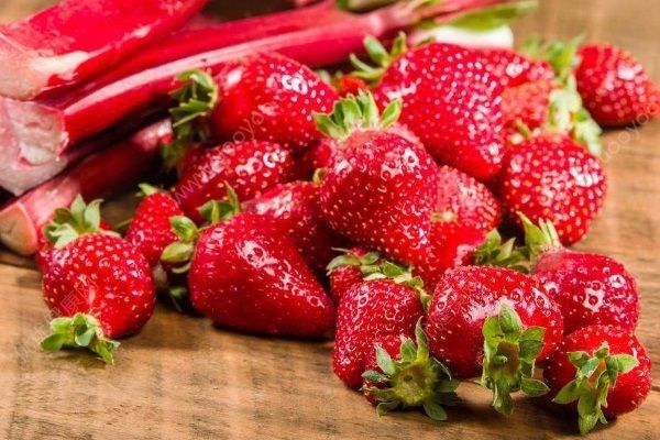 怎么分辨草莓是不是催熟的？催熟的草莓有哪些特征？(1)