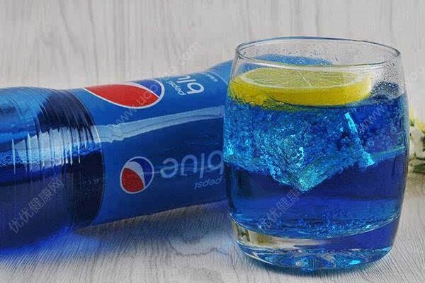 蓝色可乐好喝吗？蓝色可乐和普通的黑色可乐有什么区别？(4)