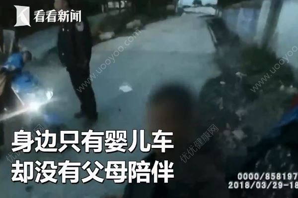 2岁男孩街头推车“自驾游”，民警找上门父母才知娃丢了(2)