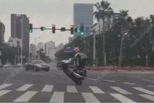 男子骑无牌摩托狂秀车技，交警用人脸识别找人(1)