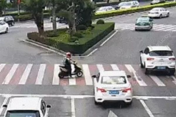 男子骑无牌摩托狂秀车技，交警用人脸识别找人(2)