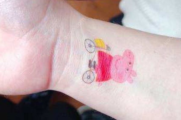 小猪佩奇带起纹身热，有人花万元把小猪佩奇纹在身上(2)