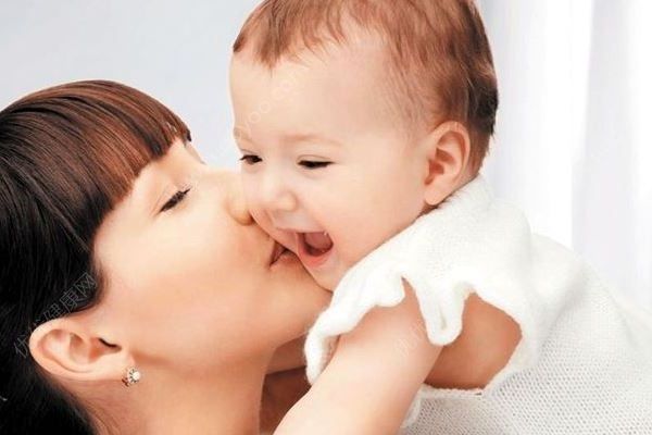 朱丹怀抱女儿亲吻其小手，亲吻宝宝时要注意什么？(4)