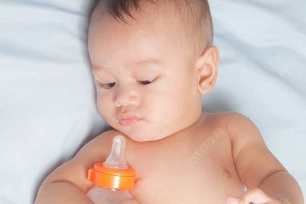 新生儿术后被喂过期奶，医院：有差错 未影响病情(1)