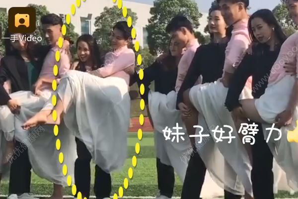 大四男生穿裙子被女生公主抱，毕业照怎么拍才好看(2)