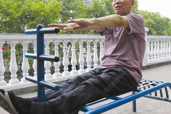 101岁老人每天40个仰卧起坐，老人做仰卧起坐要注意什么(3)