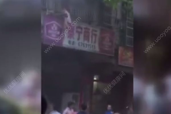 海南澄迈金江一建筑发生火灾，众人搭人肉气垫接住被困男童(1)