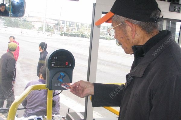 “公交”将持老年证老人轰下车：政府发的证找政府去！(3)