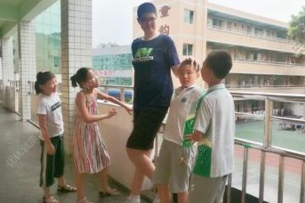 11岁男孩身高已超2.06米，或成为全球最高小学生，小孩增高方法(1)