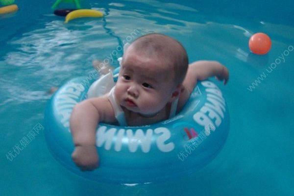 福建1岁女婴游泳馆溺水1分钟，妈妈玩手机没有发现(3)