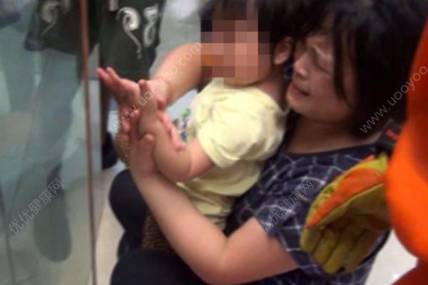 7岁女童撞破玻璃门昏迷：外婆我想活，快送我到医院(2)