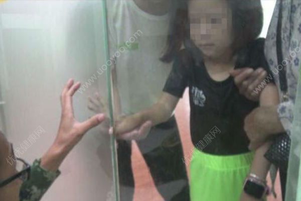 7岁女童撞破玻璃门昏迷：外婆我想活，快送我到医院(3)