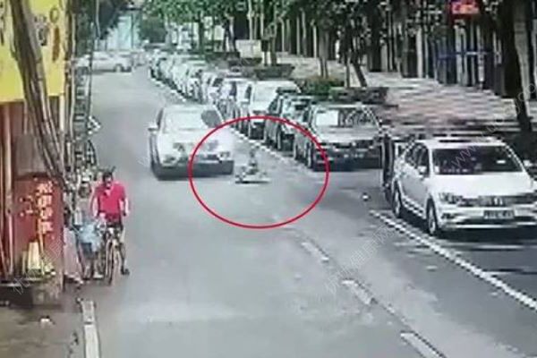 南宁四岁男童街头独自玩耍扭扭车，不幸遭过路车辆碾压身亡(1)