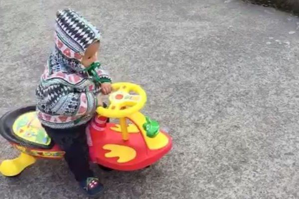 南宁四岁男童街头独自玩耍扭扭车，不幸遭过路车辆碾压身亡(4)