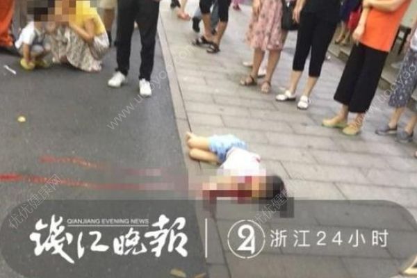 杭州一小女孩从4楼坠下，妈妈抱着弟弟冲下来(2)