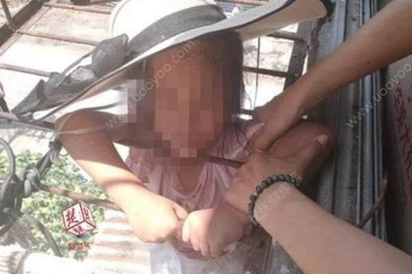 4岁女童脖子被卡阳台防盗网，整个人吊在空中(1)