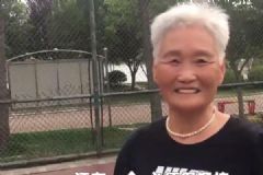 73岁篮球奶奶每天打球能轻松上篮，老年人适合什么运动？[多图]