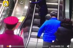 老人摔倒地铁小哥瞬间抱住，乘扶梯注意几点事项[多图]