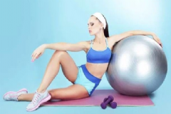 如何利用瑜伽球来减肥？瑜伽球怎么塑身？[图]