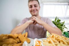 英国男子患饮食失调症，近20年几乎只吃鸡块和薯条[多图]