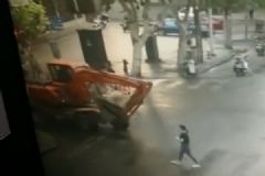 女孩被指过马路玩手机遭挖掘机撞，交警暂否认玩手机致车祸[多图]