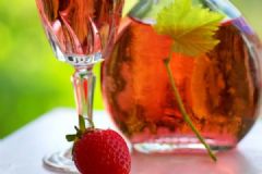 草莓酒有哪些功效？喝草莓酒的好处有哪些？[多图]