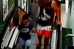 父子刚走下电动扶梯，身后踏板瞬间塌陷，乘扶梯安全事项[多图]