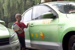 的哥带生病儿子跑出租，婉拒更多捐助：我跑车能过下去[多图]