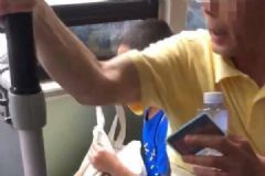 老人为让男童让座一屁股坐其身上，围观市民怒了[多图]
