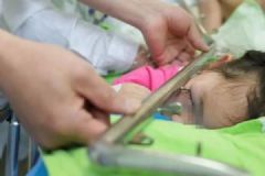 3岁女童被铁钩戳进眼睛，带着一截钢管送医[多图]
