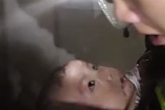 消防员火场救出5个月大婴儿：宝宝不哭不闹，睁着眼睛盯着他[多图]