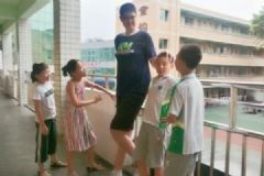 11岁男孩身高已超2.06米，或成为全球最高小学生，小孩增高方法[多图]