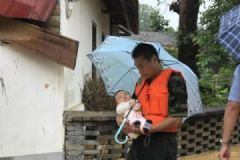 江西吉安多地发生洪灾，7个月大婴儿为消防战士撑伞[多图]