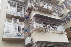 惊险！3岁女童被卡防盗网身体悬空，邻居爬窗救人[多图]