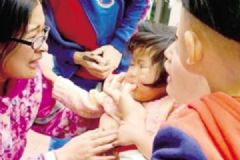 2岁女童奶糖卡喉，女护士“伸手”被咬出血，异物卡喉如何紧急施救[多图]