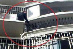 4岁女孩高空被困，市民挺身相救，防止孩子爬窗方法[多图]